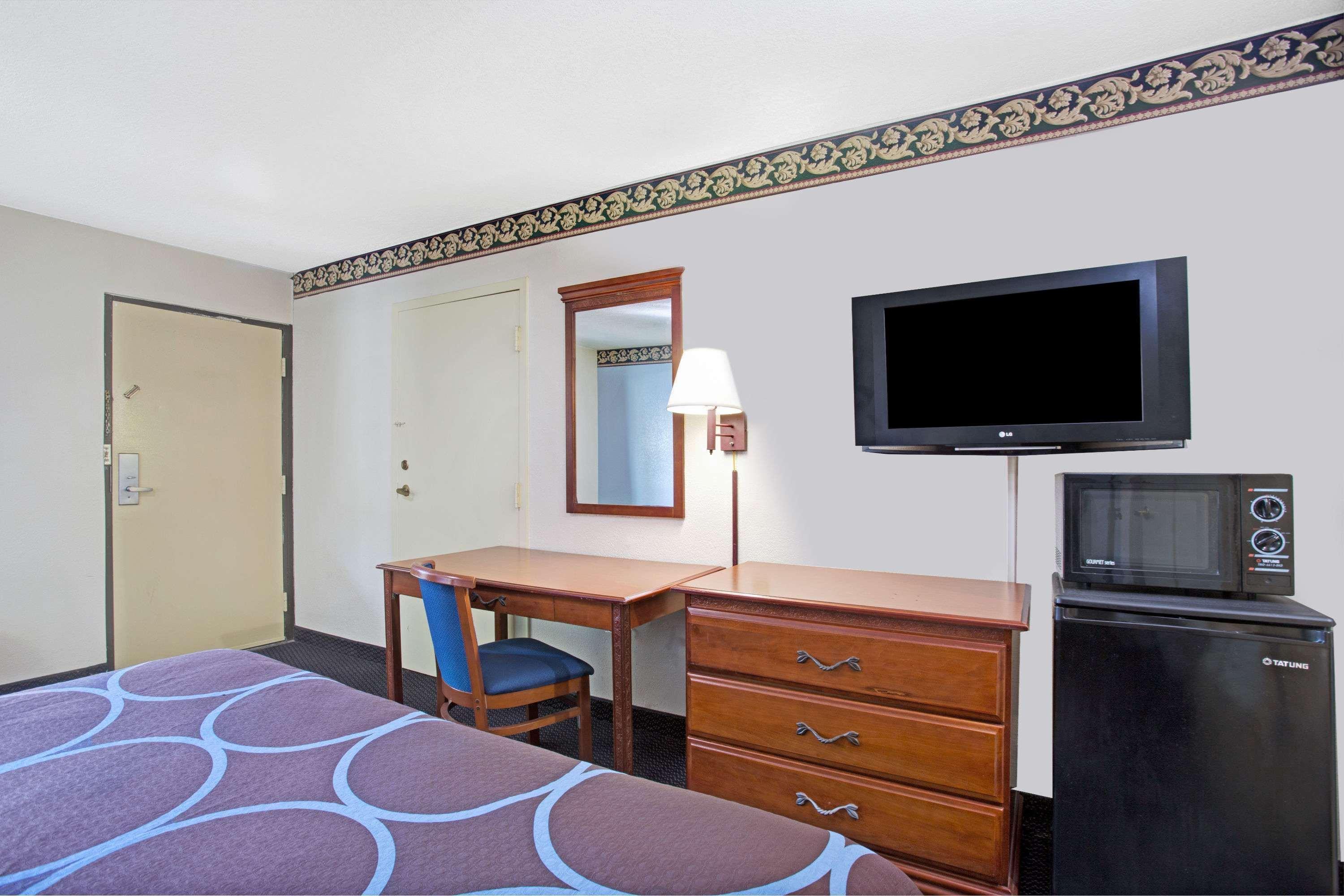 Super 8 By Wyndham Suwanee Hotel Eksteriør billede