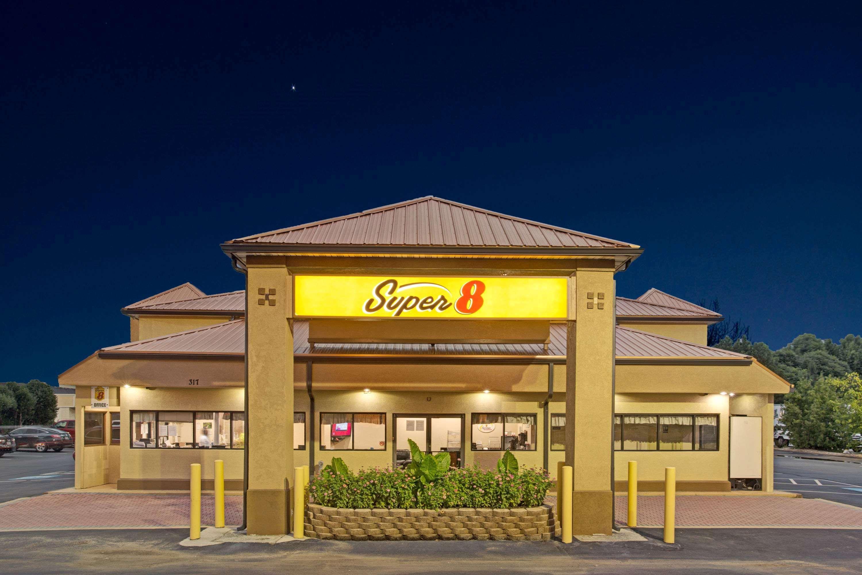 Super 8 By Wyndham Suwanee Hotel Eksteriør billede